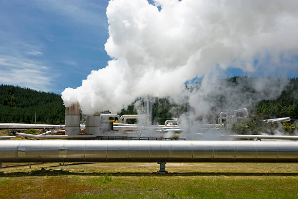 elektrownia geotermalna w pobliżu taupo, nowa zelandia - geothermal power station pipe steam alternative energy zdjęcia i obrazy z banku zdjęć