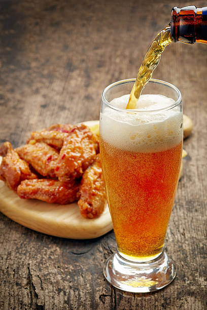 frito alitas de pollo con salsa picante dulce - beer wing spicy chicken wings chicken wing fotografías e imágenes de stock