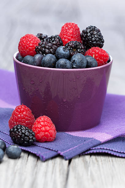 verschiedene frische beeren - raspberry table wood autumn stock-fotos und bilder