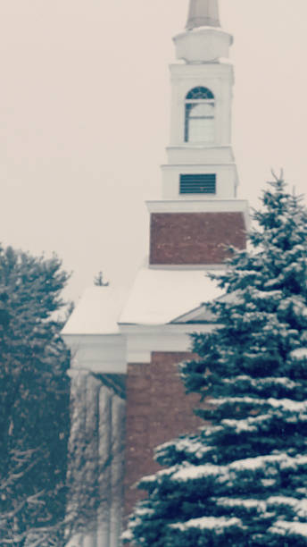 igreja com pilares da nova inglaterra com entrada e neve coberta de árvores - pillared - fotografias e filmes do acervo