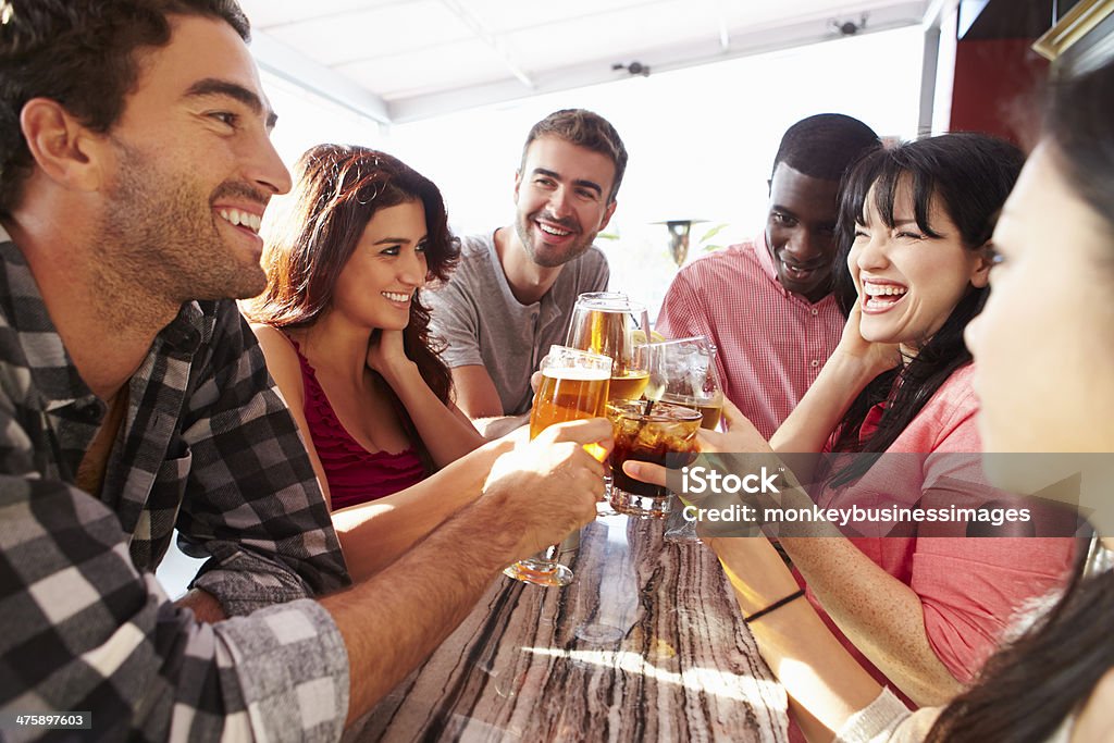 Gruppe junger Erwachsener trinkt in einer bar auf dem Dach - Lizenzfrei Lokal Stock-Foto