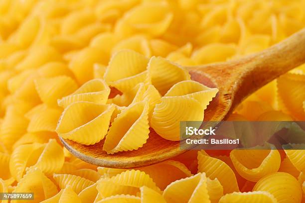 Foto de Amber Textura De Formato De Conchas De Massa e mais fotos de stock de Alimentação Saudável - Alimentação Saudável, Amarelo, Branco