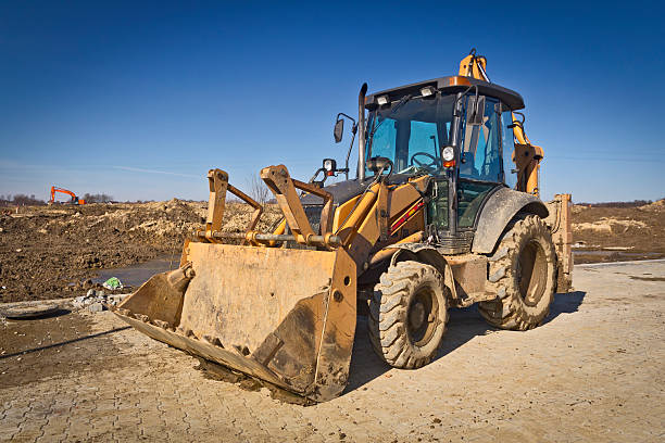 ショベルカーの新しい道路工事 - earth mover working field dirt ストックフォトと画像