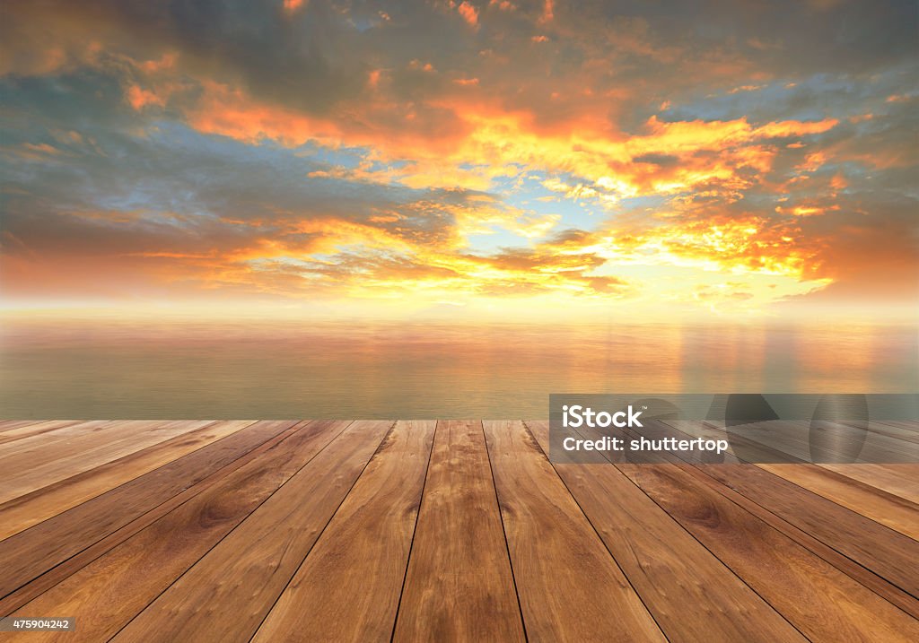 Piso de madeira e belo nascer do sol - Foto de stock de Píer royalty-free