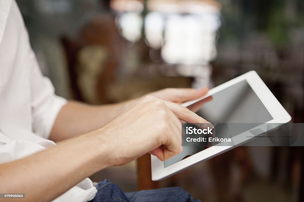 Empresário usa tablet digital - Foto de stock de Adulto royalty-free