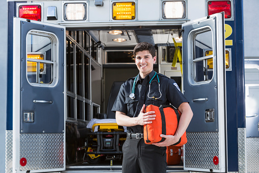 Técnico en urgencias médicas pie de ambulancia photo