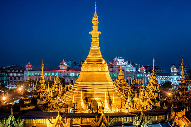 pagode sule de nuit de rangoon, en birmanie de myanmar - yangon photos et images de collection