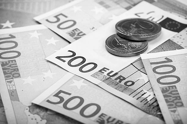 primo piano di banconote e monete in euro - number 100 number 500 paper currency close up foto e immagini stock