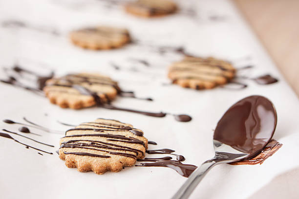 comida: cookies de aveia cobertos de chocolate caseiro - flecking - fotografias e filmes do acervo