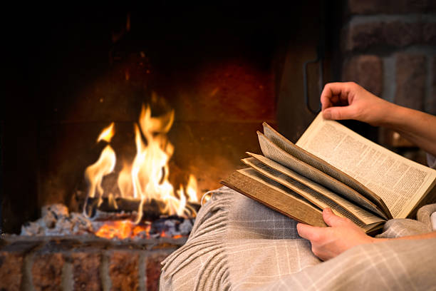 livre de lecture de cheminée - blanket fireplace winter women photos et images de collection