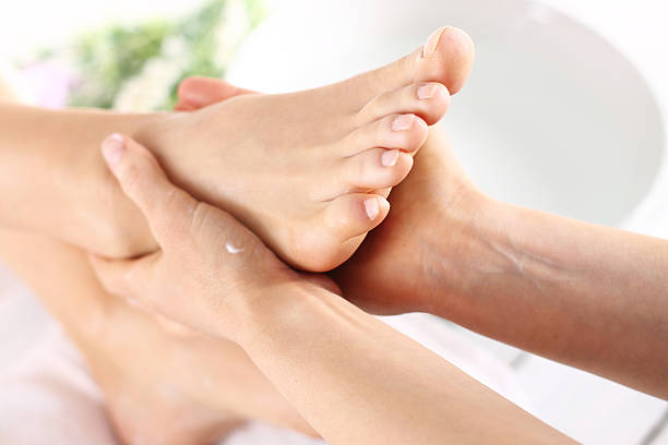 massaggio ai piedi, - reflexology human foot physical therapy massaging foto e immagini stock