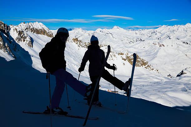 sylwetka śniegu narciarzem. - winter friendship france italy zdjęcia i obrazy z banku zdjęć