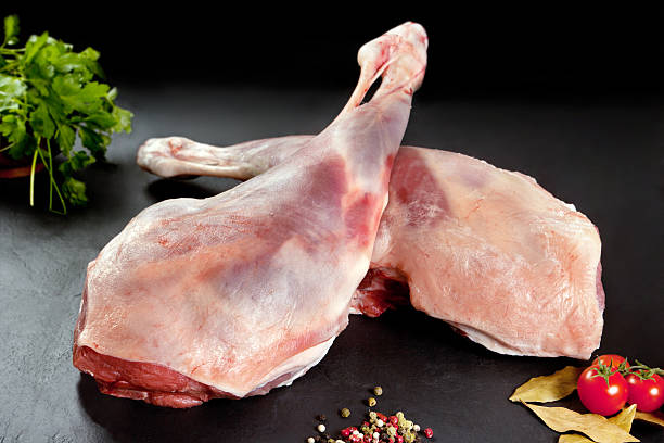 frische und rohem fleisch.   lammkeule uncooked - dead animal butcher meat sheep stock-fotos und bilder