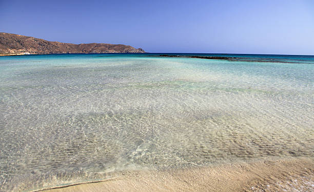 istock Shallow clear sea with pink sand beach 475934525