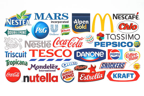 sammlung von beliebten speisen logos unternehmen gedruckt auf papier - nestle stock-fotos und bilder