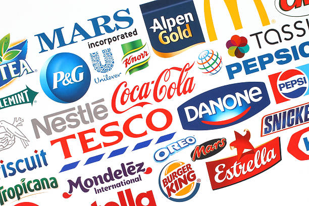 sammlung von beliebten speisen logos unternehmen gedruckt auf papier - nestle stock-fotos und bilder
