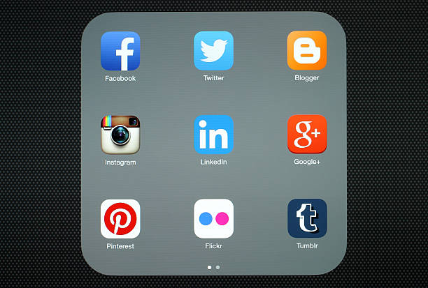 sammlung von beliebten social media-logos auf dem ipad-bildschirm - google blog social networking symbol stock-fotos und bilder