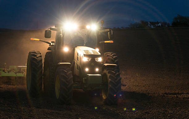 agricoltore che lavora fino a tardi - editorial maritime provinces canada night foto e immagini stock