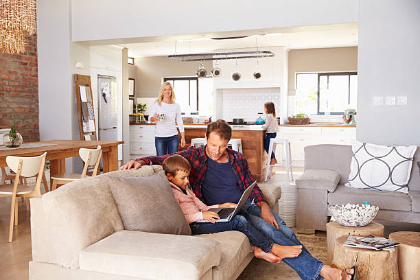 familie verbringen zeit zusammen zu hause - two parent family indoors home interior domestic kitchen stock-fotos und bilder