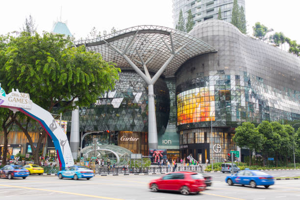 circulation sur la rue de shopping d'orchard road à singapour - upmarket photos et images de collection