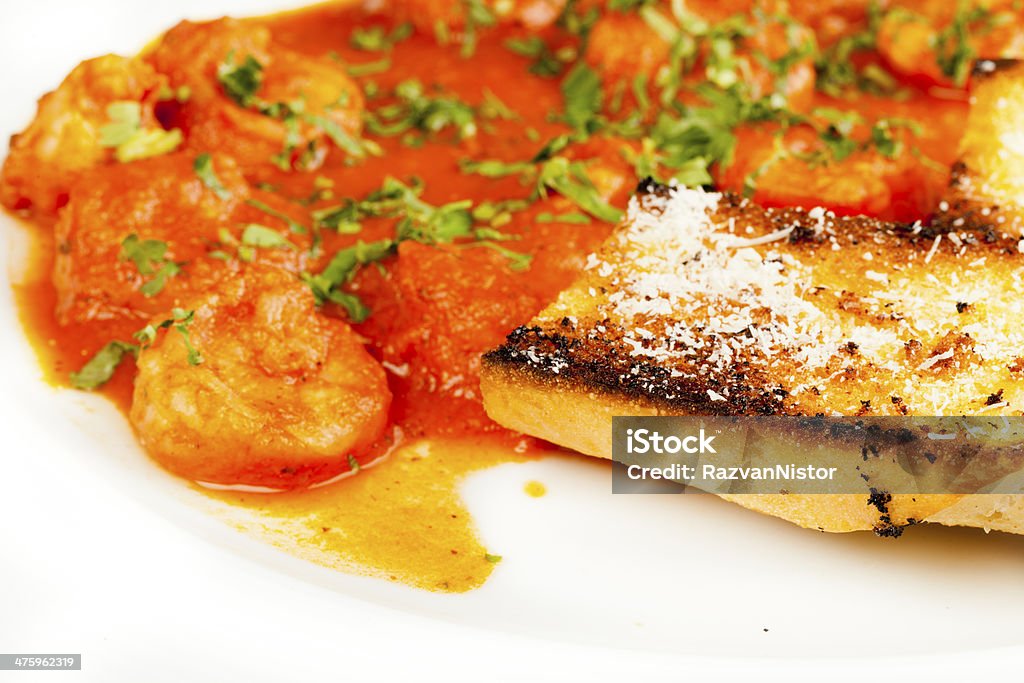 Des crevettes dans une sauce tomate rouge sur blanc Pain à l'ail - Photo de Aliment libre de droits