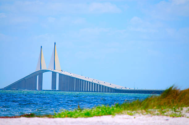 sunshine skyway-brücke mit strand von tampa bay, florida, usa - elevated walkway stock-fotos und bilder