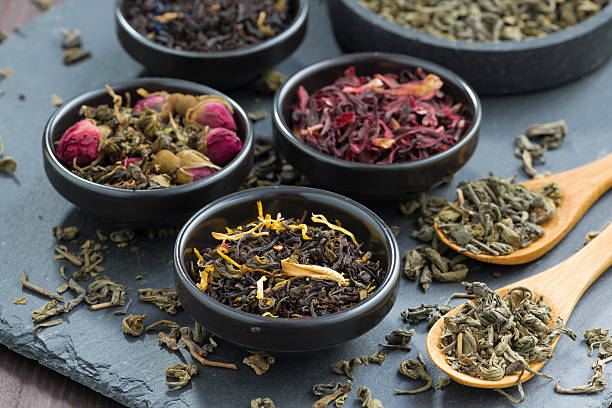 variedade de chá seco em cerâmica bowls - dry tea imagens e fotografias de stock