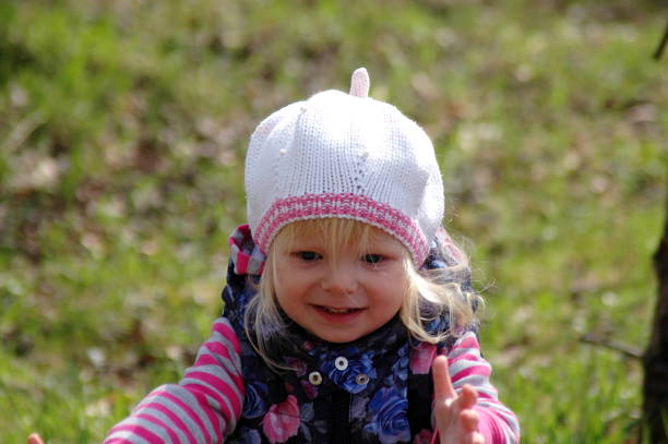 Ritratto di una bambina bionda mette - foto stock