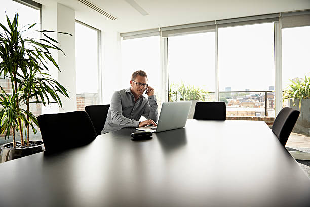 business man working in modern office - power chair fotografías e imágenes de stock