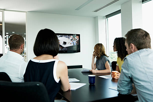 video conference between 2 groups - video computer monitor technology accessibility zdjęcia i obrazy z banku zdjęć