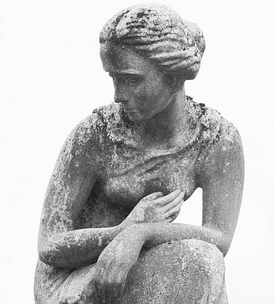 istock Statue Of Women On Tomb 475970538