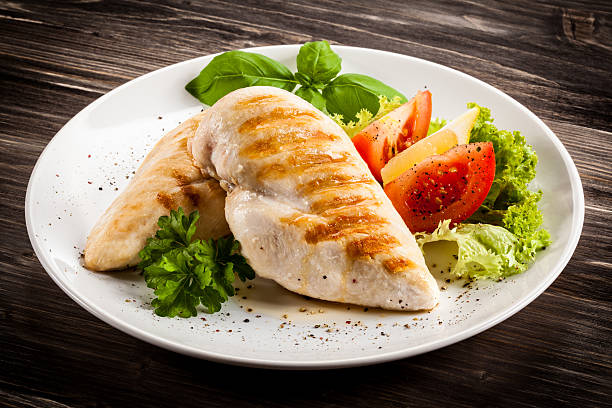 pollo asado filetes largos y verduras - pechuga de pollo fotografías e imágenes de stock