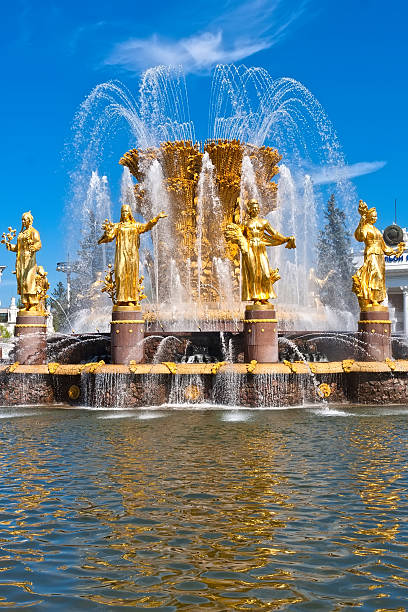 istock Fountain - Friendship of People 475973321