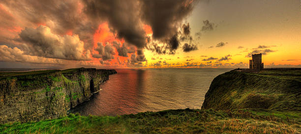 acantilados de moher & o'briens tower, condado de clare.  irlanda - cliffs of moher republic of ireland panoramic cliff fotografías e imágenes de stock