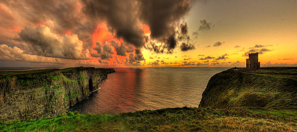 klify moher & o'briens tower, co dalej.  irlandia - cliffs of moher cliff republic of ireland europe zdjęcia i obrazy z banku zdjęć