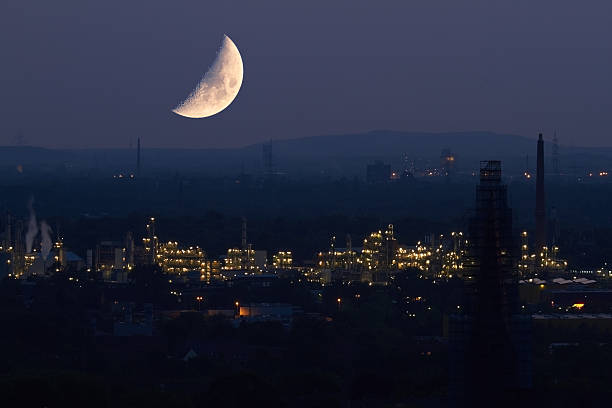 istock Chemical plant at night 475974530