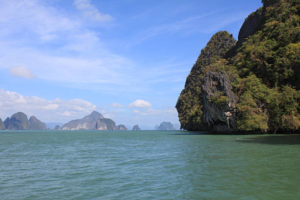 остров на андаманское море, таиланд - phuket province beach blue cliff стоковые фото и изображения