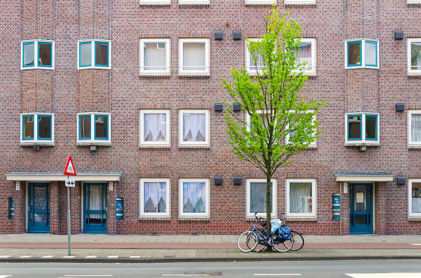 apartment building en amsterdam - brick european culture facade famous place fotografías e imágenes de stock