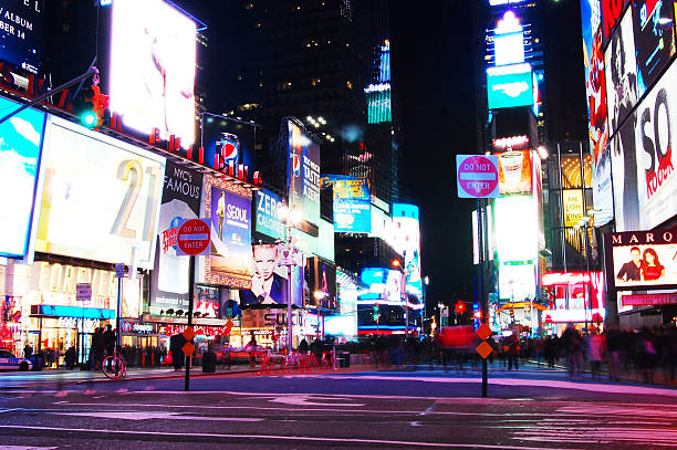 times square new york city di notte - times square night broadway new york city foto e immagini stock