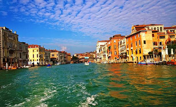 las calles y canales de venecia - venice italy fotografías e imágenes de stock