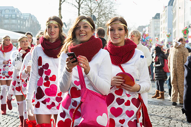 carnaval weiberfastnacht célébration - fasching photos et images de collection