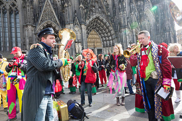 carnival weiberfastnacht celebración tocando el baile de banda - fasching fotografías e imágenes de stock