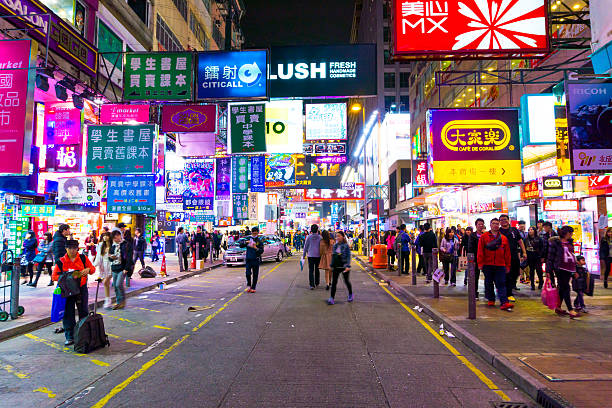 menschen reisen in einkaufsstraße von hong kong. - hong kong billboard asia china stock-fotos und bilder