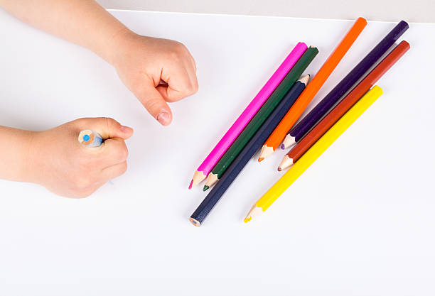 istock Child's hand drawing with color pencil 475979296