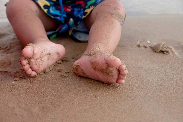 Bambino che giocano sulla spiaggia - foto stock