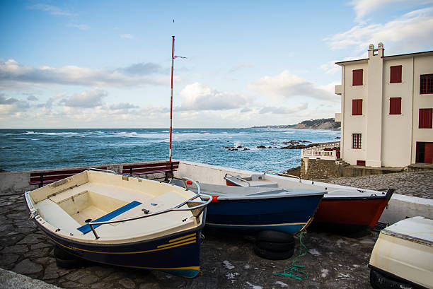 baskijski harbor-guéthary - barque zdjęcia i obrazy z banku zdjęć