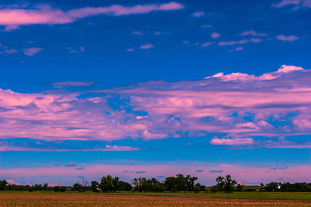 pink und blau-sonnenuntergang - nebraska landscape midwest usa landscaped stock-fotos und bilder