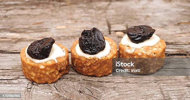 Cookies Com Natas Batidas E Ameixas - Fotografias de stock e mais imagens de Alegria - Alegria, Alimentação Não-saudável, Aniversário