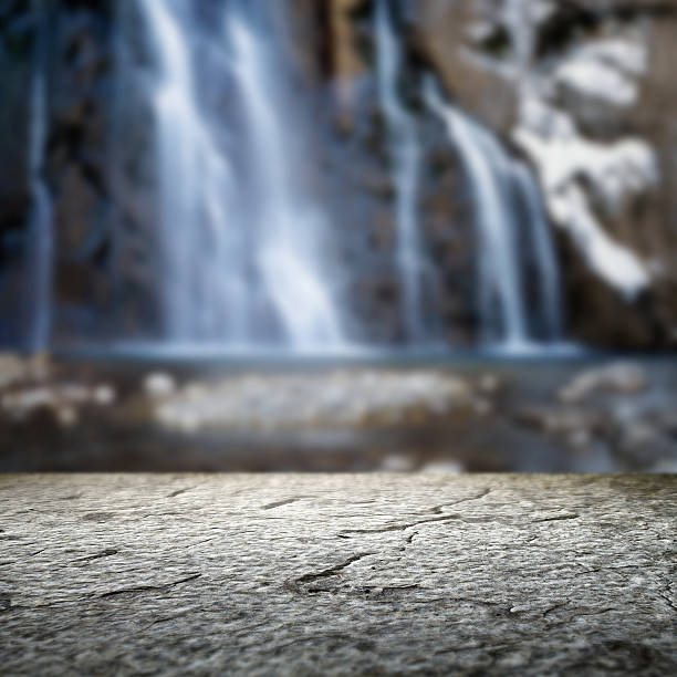 cascata e montanha corrente - natural phenomenon waterfall rock tranquil scene imagens e fotografias de stock