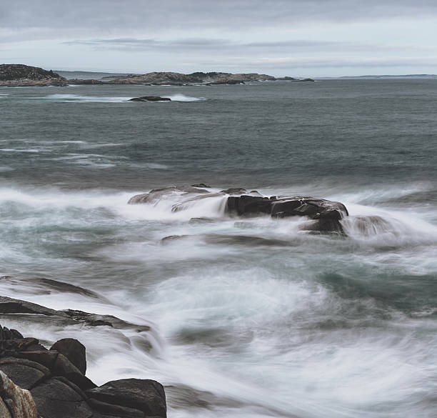 îles lointaines - water flowing water east coast peggys cove photos et images de collection